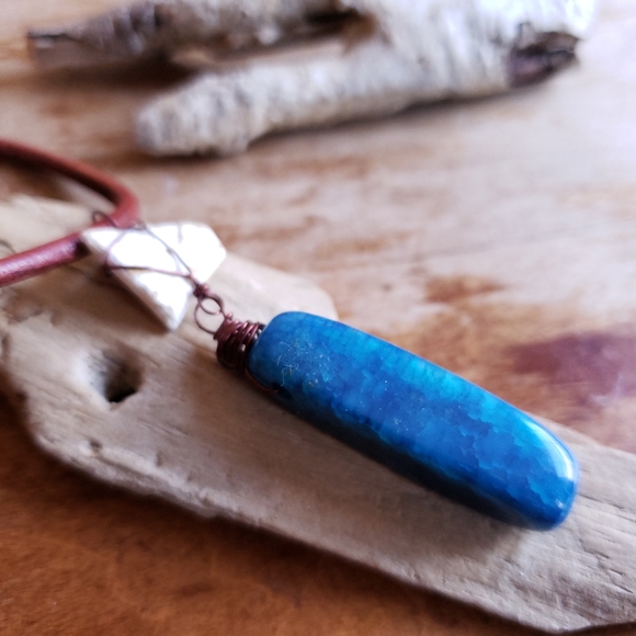 Blue Crackled Agate x Seashell Leather Necklace - Picture 2 of 5